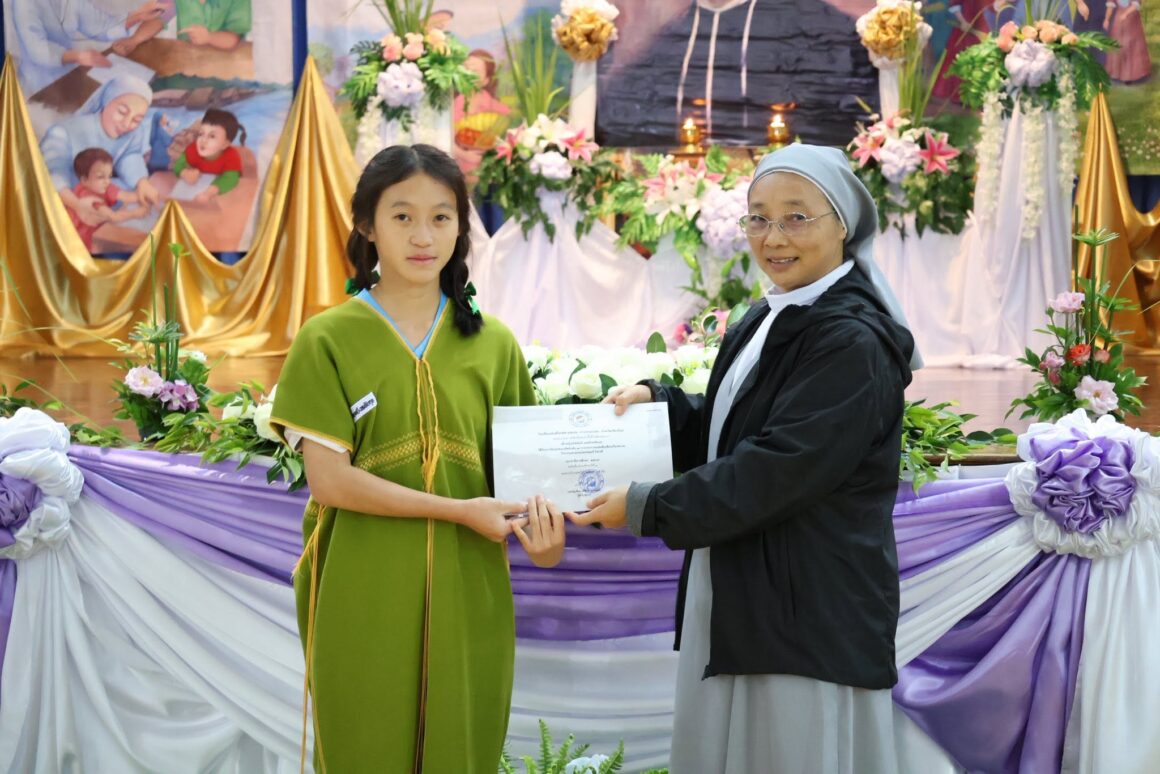 มอบเกียรติบัตรกิจกรรมพ่อหลุยส์ โชเวต์